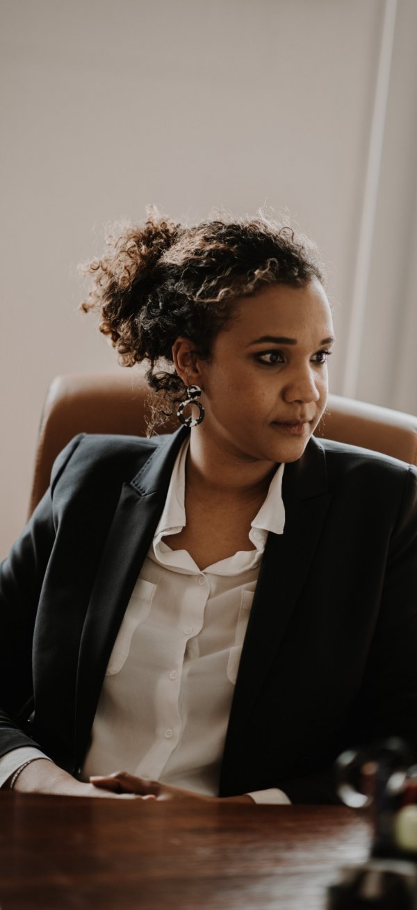 Maître Estelle Diop à son bureau